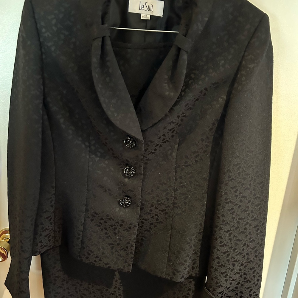 Le Suit black pattern skirt suit